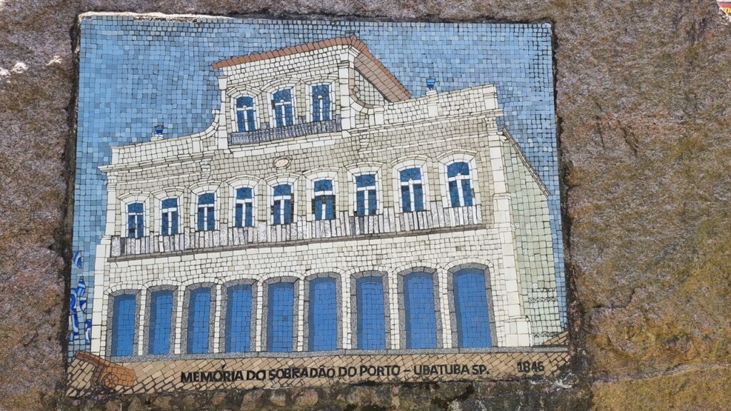 Detalhes do mosaico na pedra na Toninhas