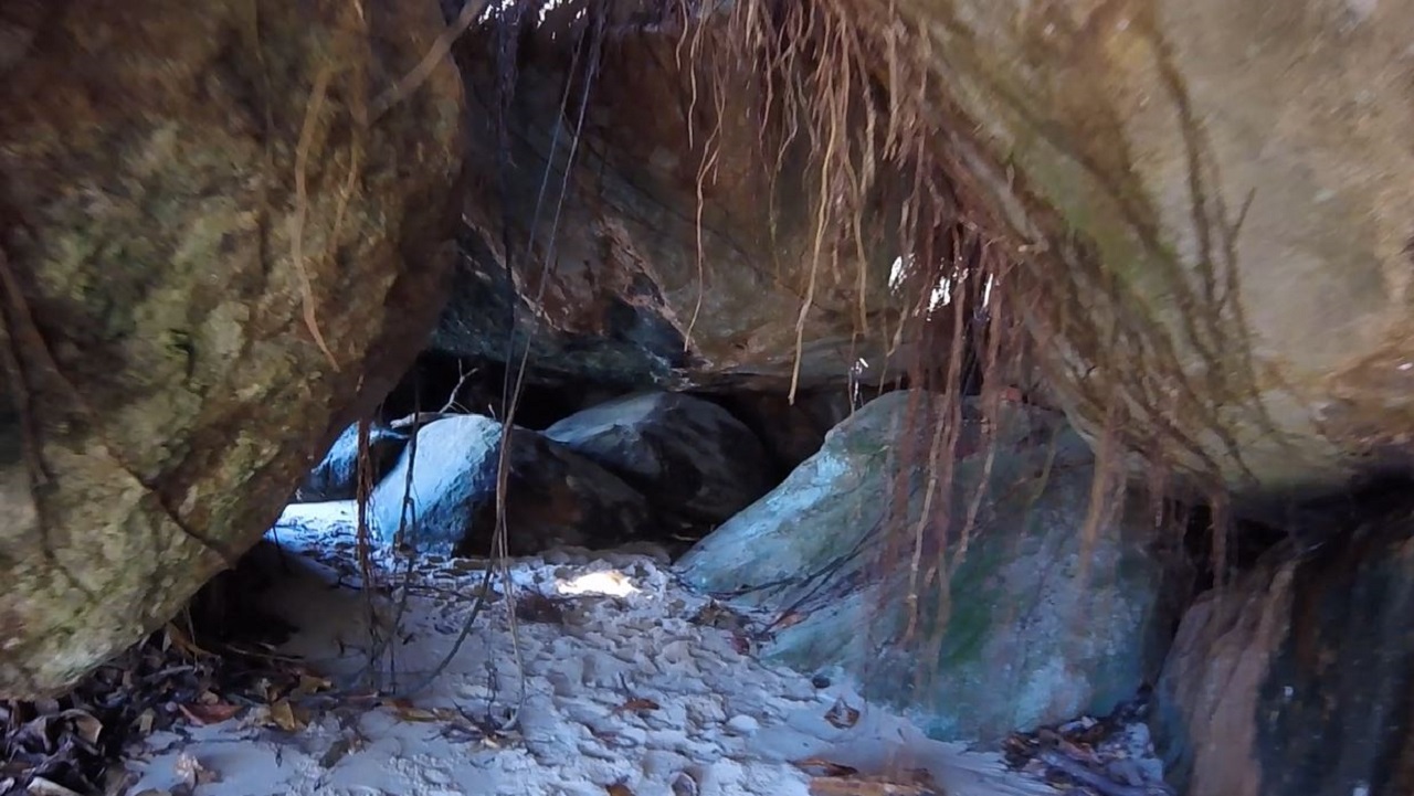 Gruta na Praia das 7 Fontes