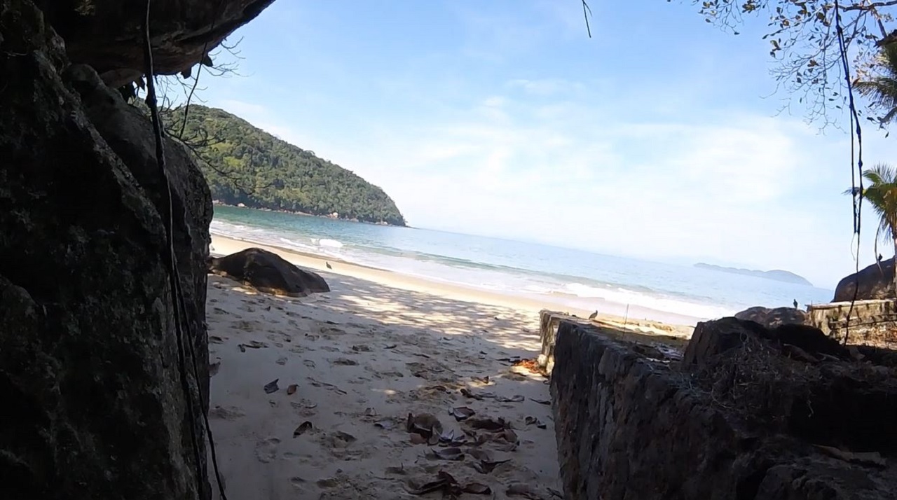 Gruta localizada no canto direito da Praia das 7 Fontes