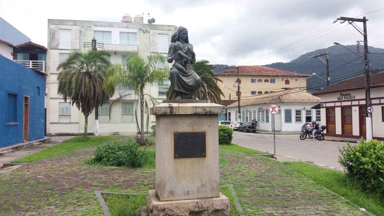 Estátua Regina Pacis na Praça Nossa Senhora da Paz