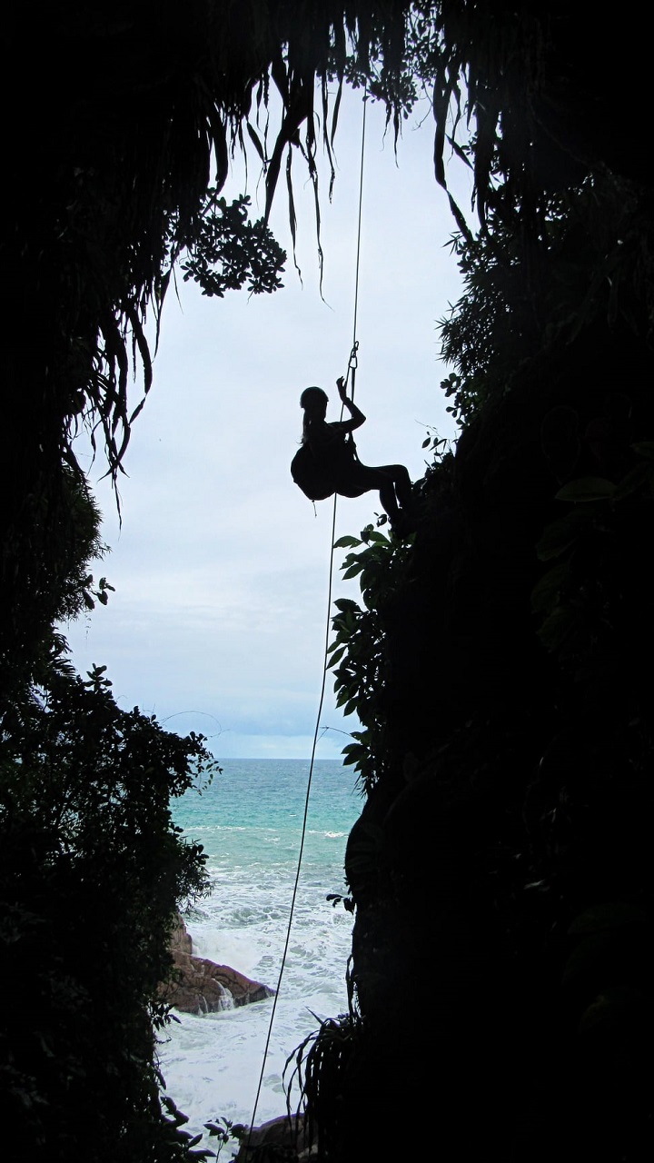 Caiçara Ecoturismo - Rapel na Gruta do Pirata