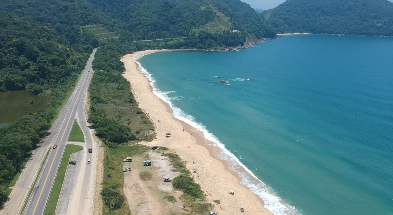 Praia Vermelha do Norte, lagoa a esquerda e Praia do Alto ao fundo