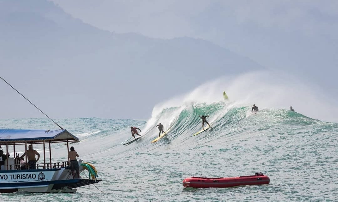 Você sabia que uma das 10 maiores formações de onda, no Brasil, acontece em Ubatuba?