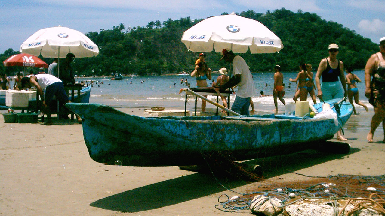 Canoa caiçara na Praia do Lázaro