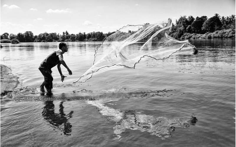 Pesca tradicional desembarcada, praticada de forma manual. Fonte: Dodo Phanthamaly/Pexels (Domínio Público)