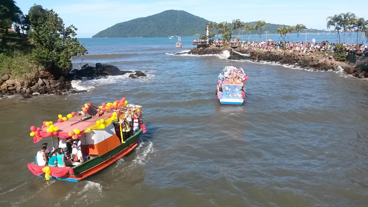 Saída dos barcos na barra do Rio Grande para a Festa de São Pedro