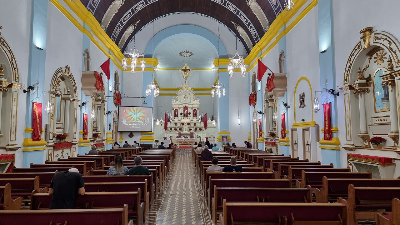 Igreja Matriz de Ubatuba enfeitada para a Festa do Divino