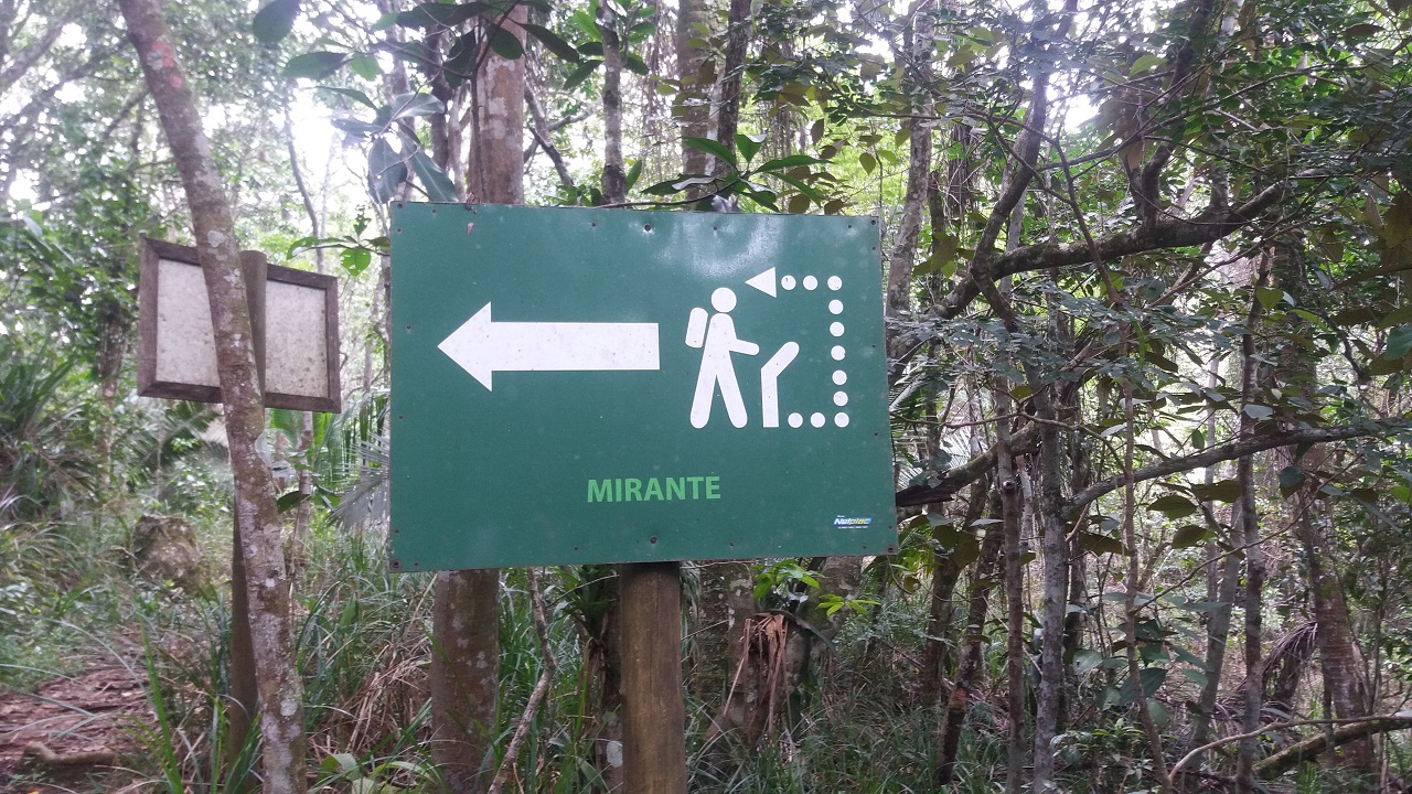 Placa indicando o caminho para o Mirante na trilha para Praia do Sul - Ilha Anchieta
