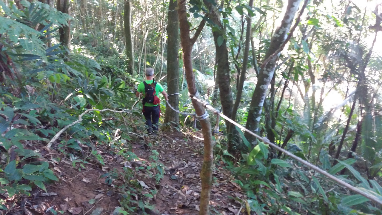 Uso de cordas na Trilha Praia Mansa - Praia da Lagoa