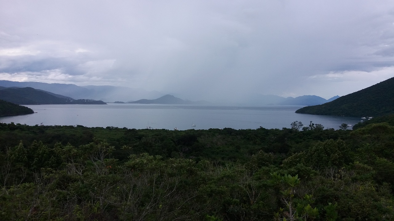 Vista do mirante na trilha para a Praia do Sul