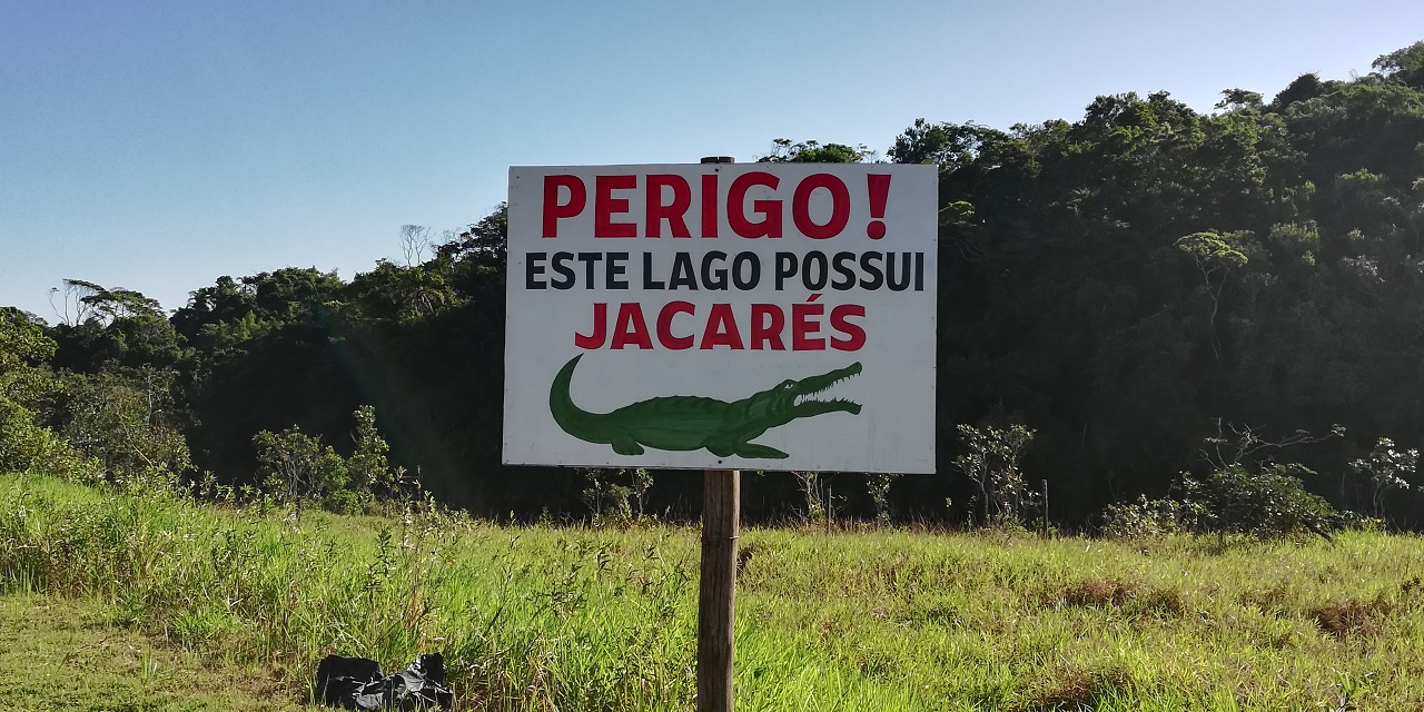 Placa na Praia Vermelha do Norte na beira da rodovia Rio-Santos