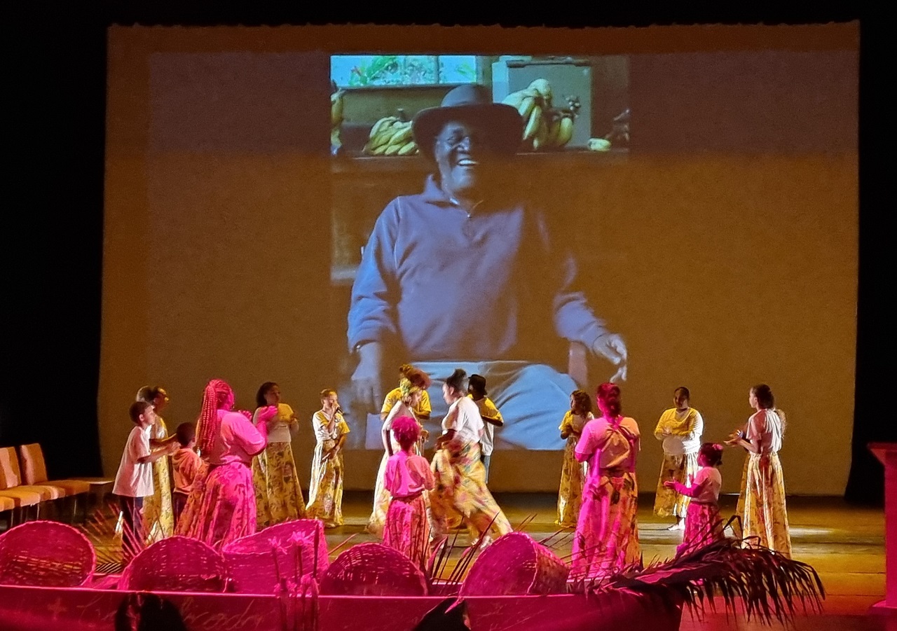 Apresentação do Grupo de Jongo Ô de Casa no Teatro Municipal de Ubatuba