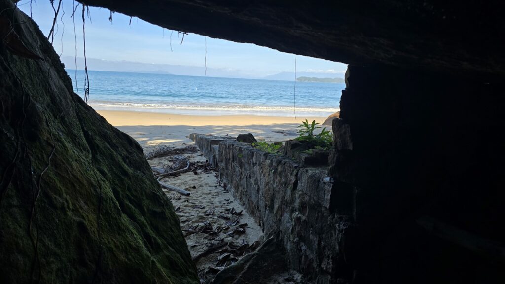Gruta localizada no canto direito da Praia das 7 Fontes