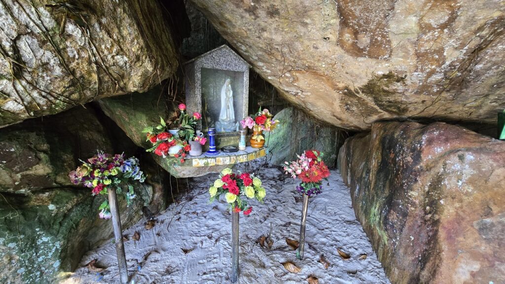 Santuário dentro da Gruta da Praia das 7 Fontes