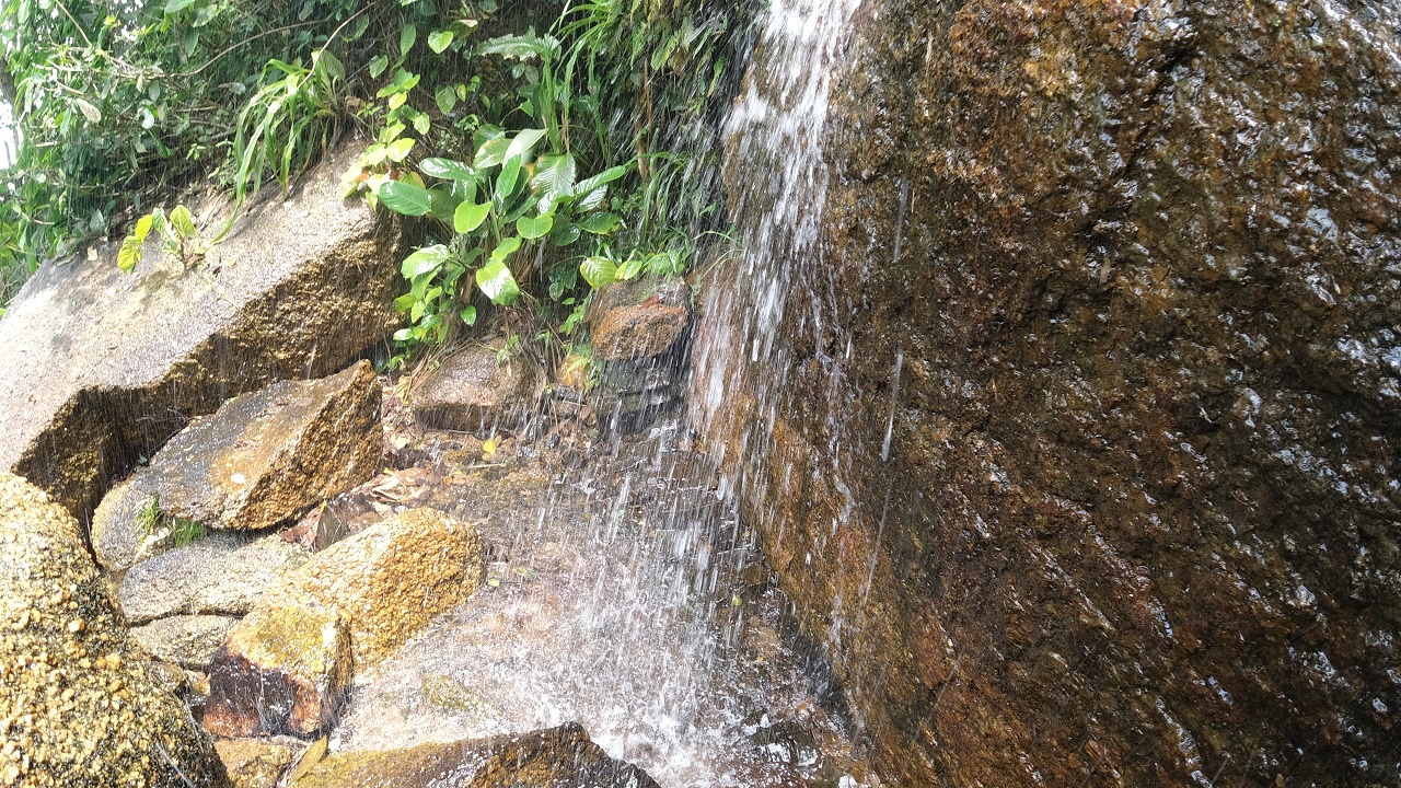 Cachoeira na Praia do Simão