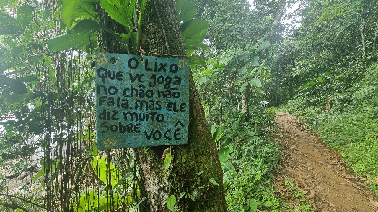 Placa de orientação na Trilha das 7 Praias