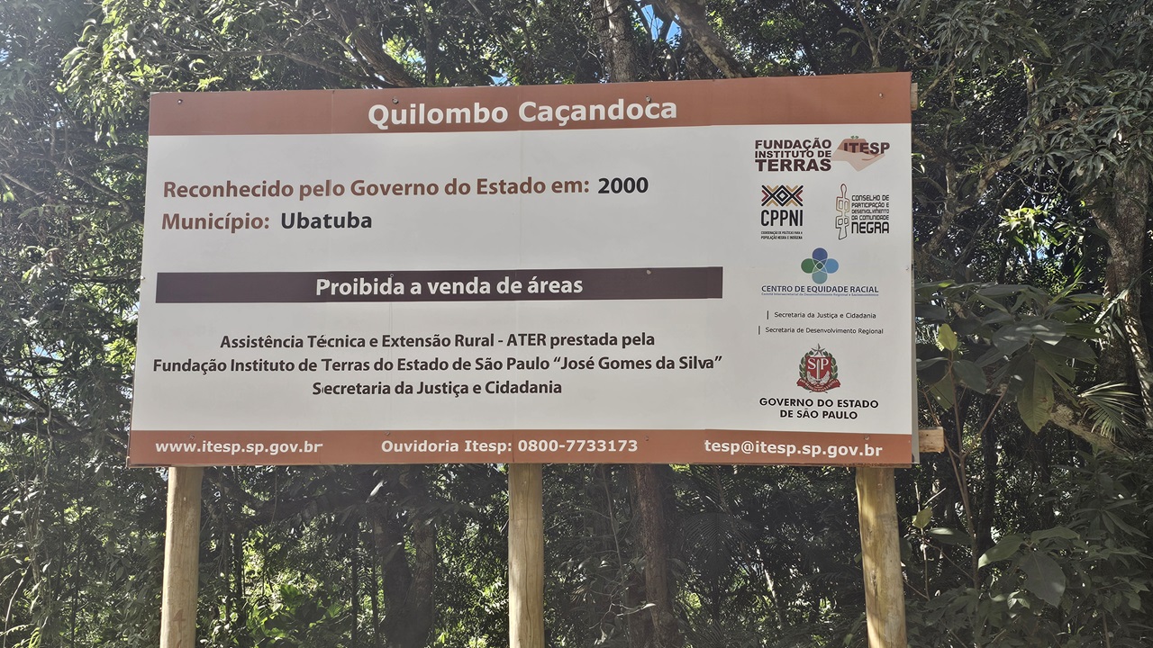 Placa na chegada a Comunidade Quilombola da Caçandoca