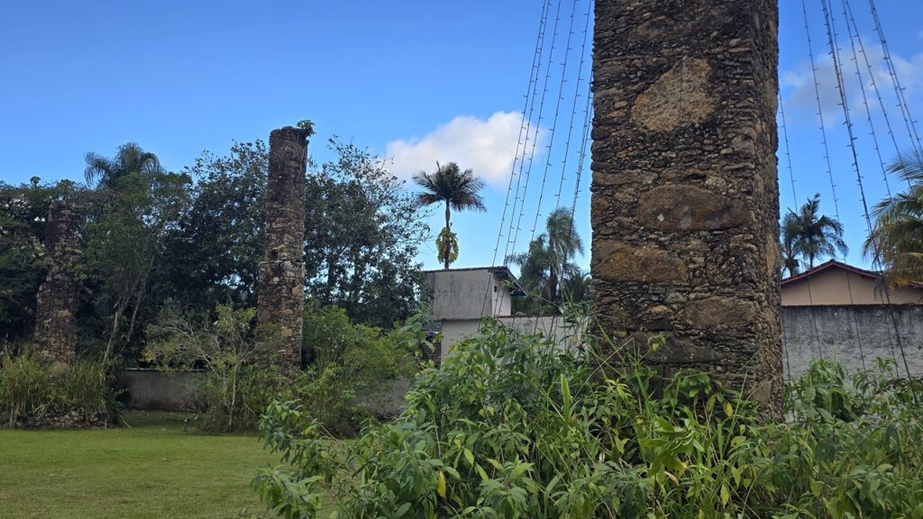 Pilares da primeira fábrica de vidros do Brasil
