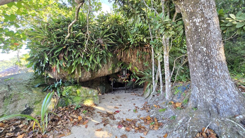 Gruta no canto direito da Praia das 7 Fontes