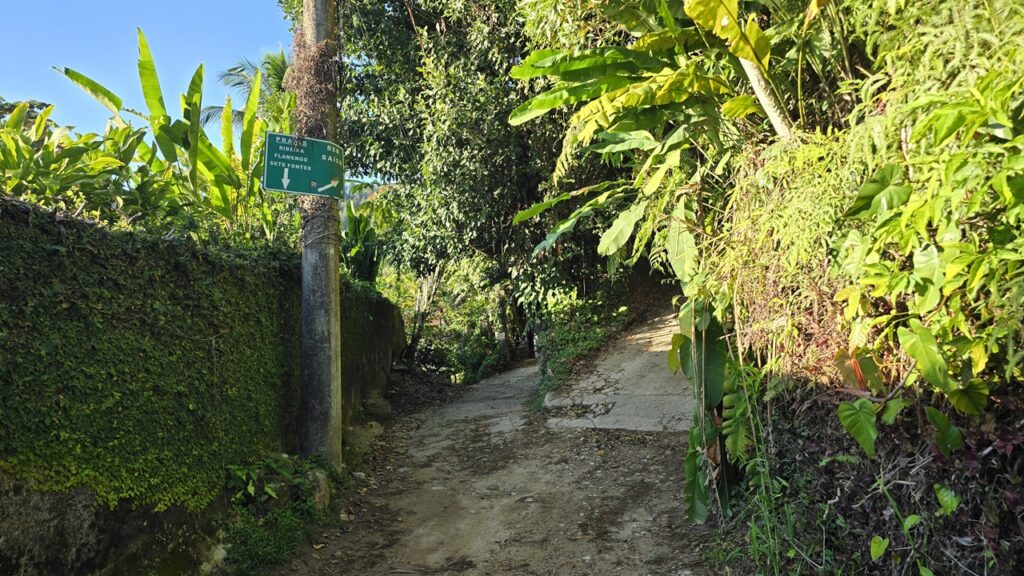 Acesso para a Praia da Ribeira - Trilha para a Praia das 7 Fontes