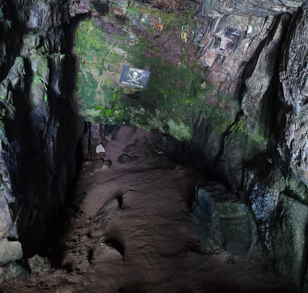 Interior da Gruta do Pirata