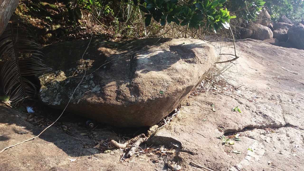 Pedra do SIno - Localizada no costeira esquerda da Praia de Santa Rita