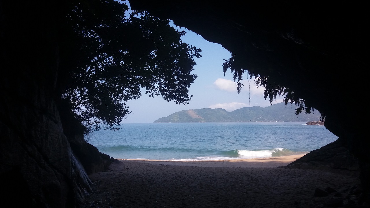 A Gruta que Chora - Localizada na Praia da Sununga