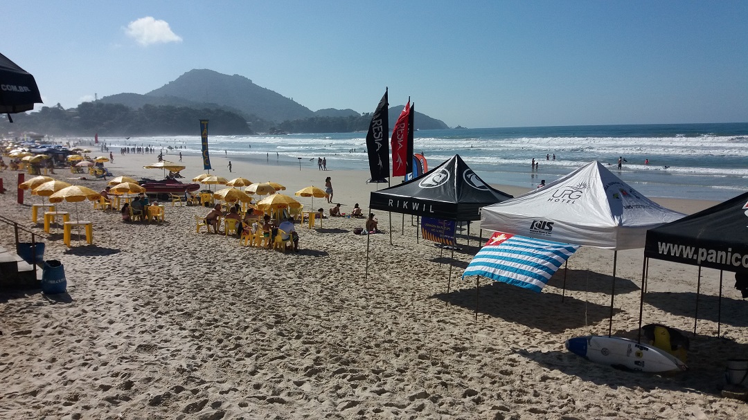 Praia Grande de Ubatuba durante campeonato de surf