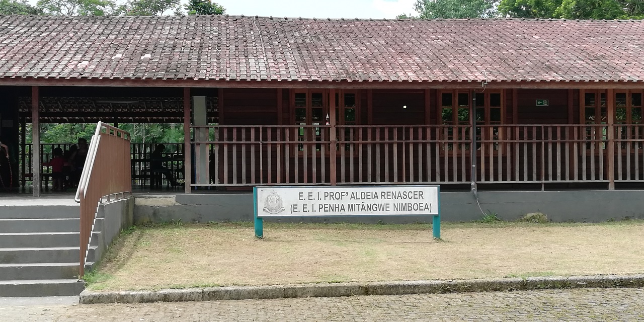 Escola na Aldeia Renascer Ywyty Guaçu