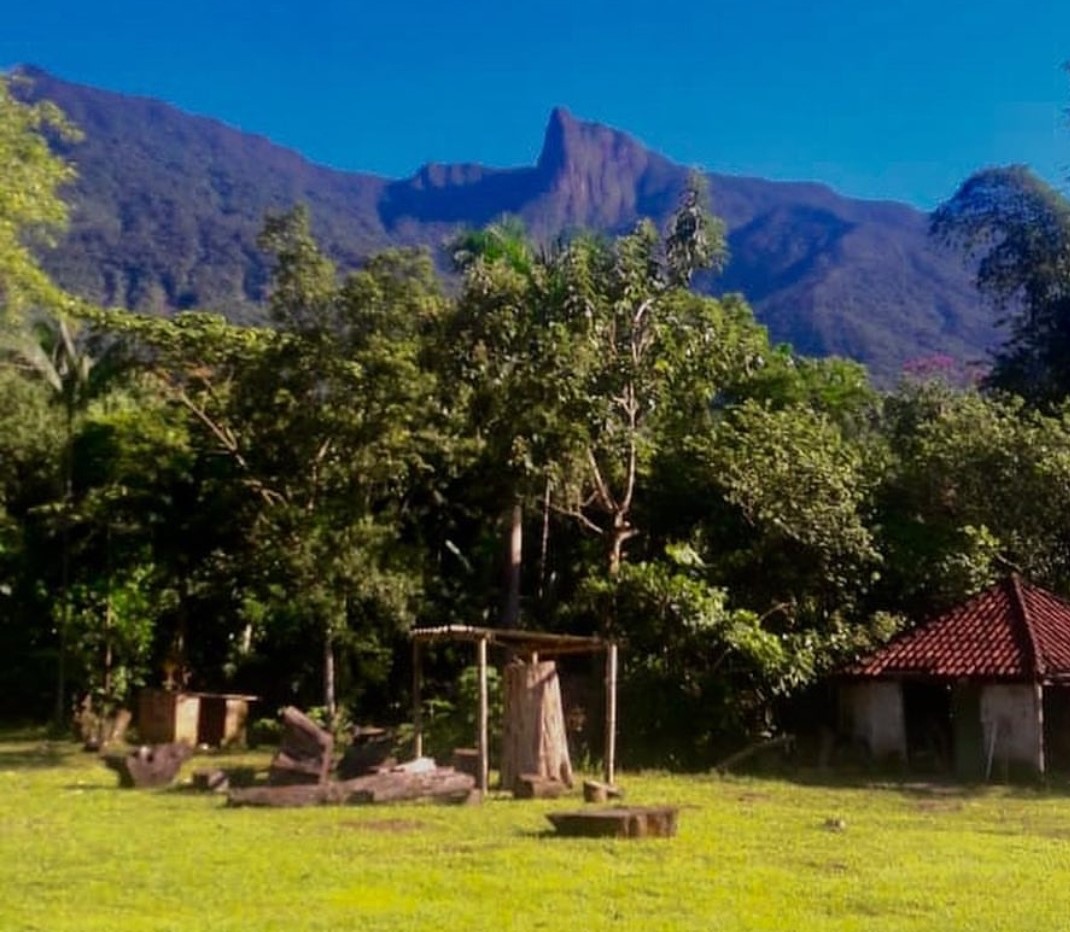 Aldeia Renascer e o Pico do Corcovado ao fundo