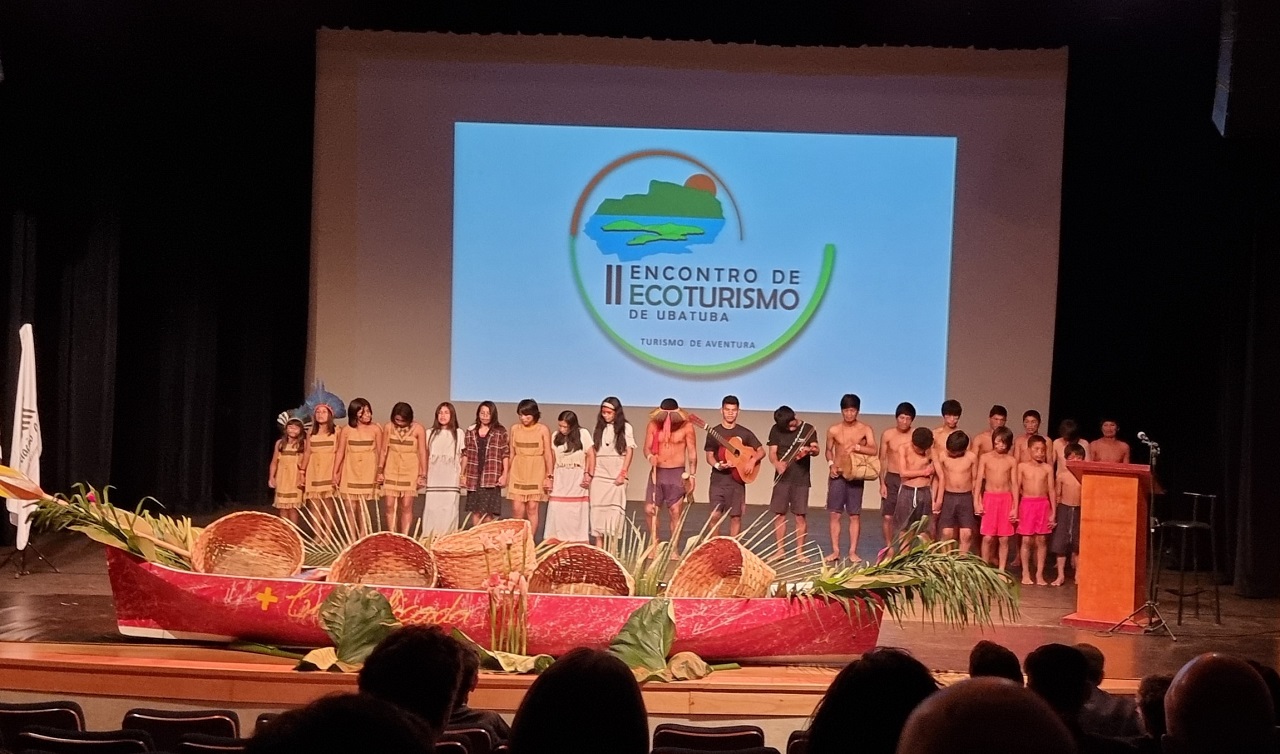 Coral de Crianças da Aldeia Boa Vista se apresentando no Teatro Municipal