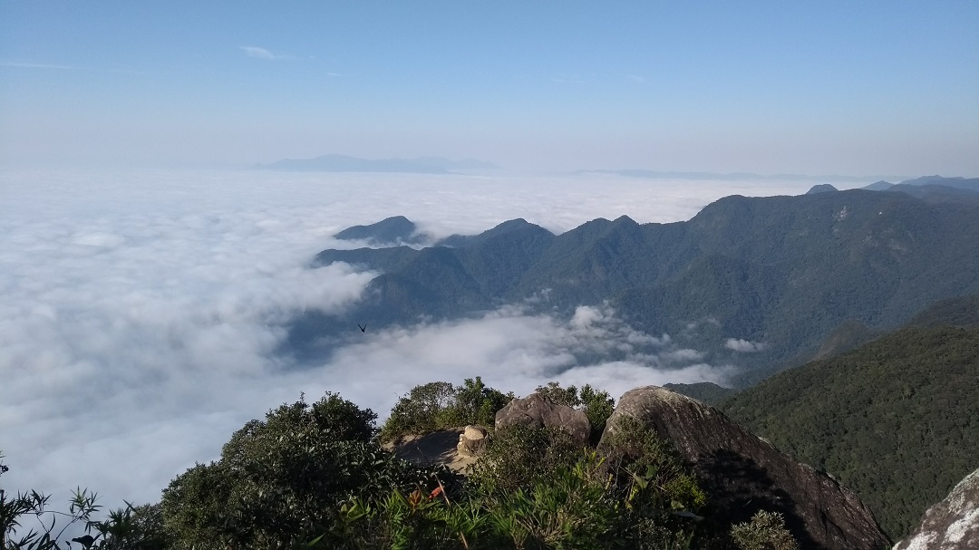 As nuvens "abraçando" as montanhas