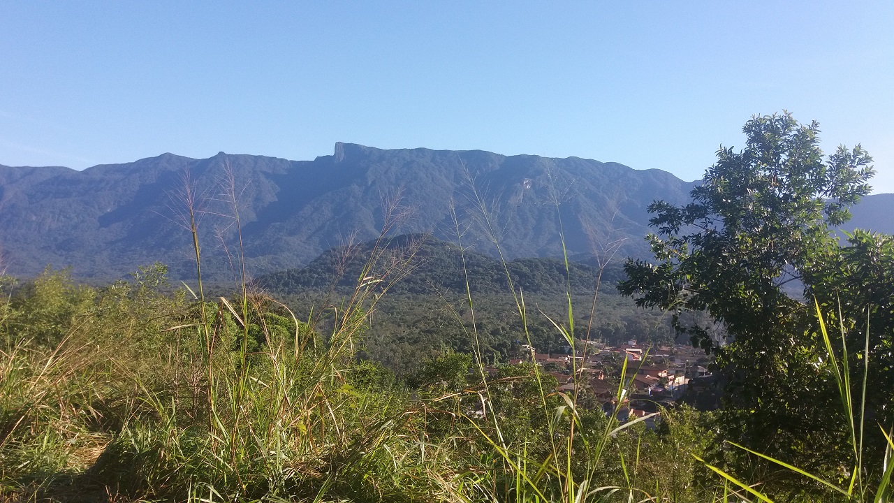 Montanhas da Serra do Mar e destaque para o Pico do Corcovado