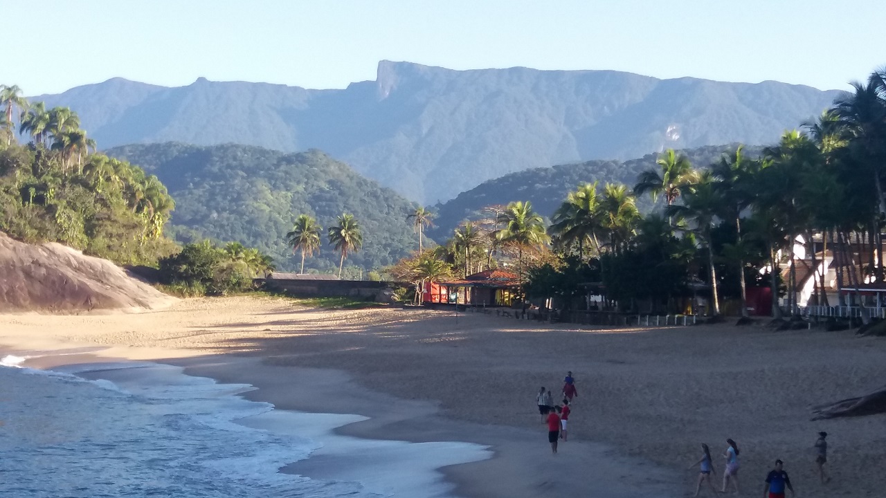 Pico do Corcovado visto da Praia da Sununga