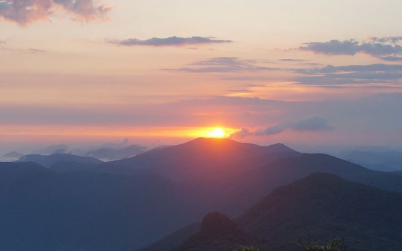 Por do sol visto do Pico do Corcovado - Imagem extraída de www.fenope.com.br
