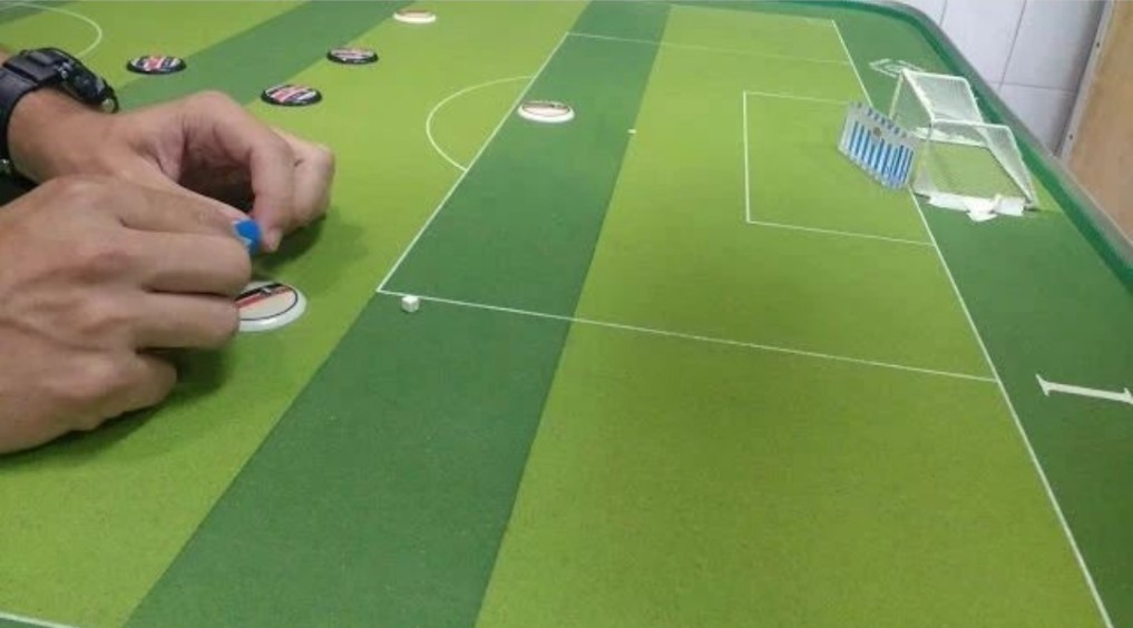 Aprenda a fazer times de futebol de botão com tampinhas, fichas e botões de  roupa