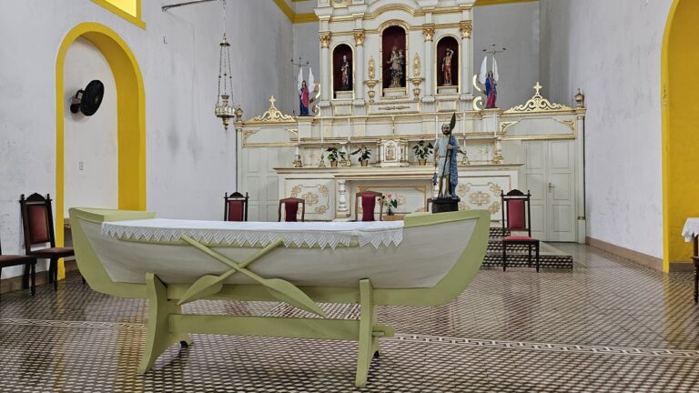 Altar da Igreja Matriz em forma de canoa e São Pedro Pescador