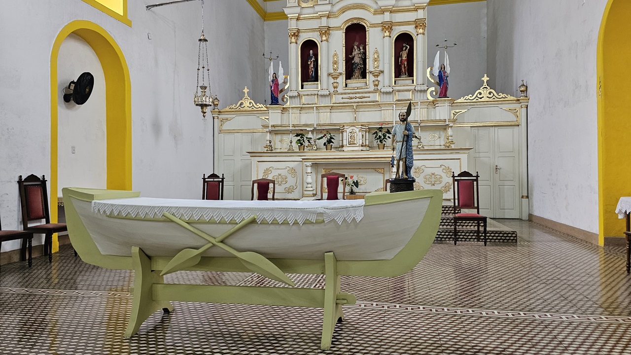 Você sabia que temos uma igreja com altar em forma de canoa?