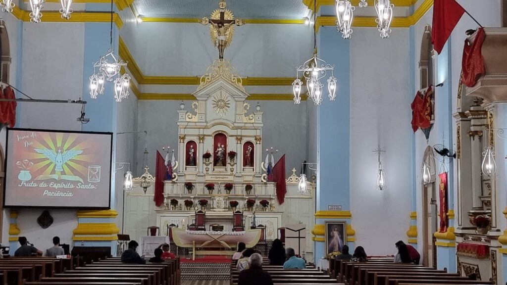Interior da igreja matriz e a canoa