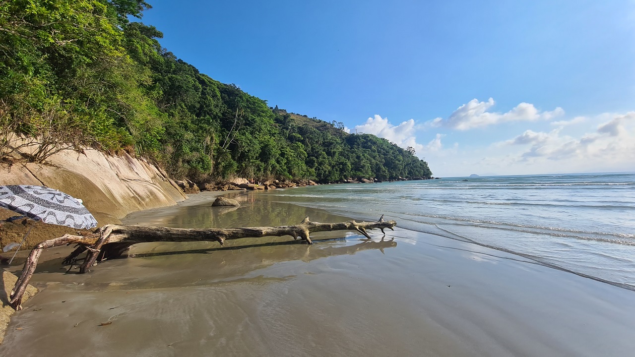 Com a maré baixa a Praia das Bicas ganha mais extensão