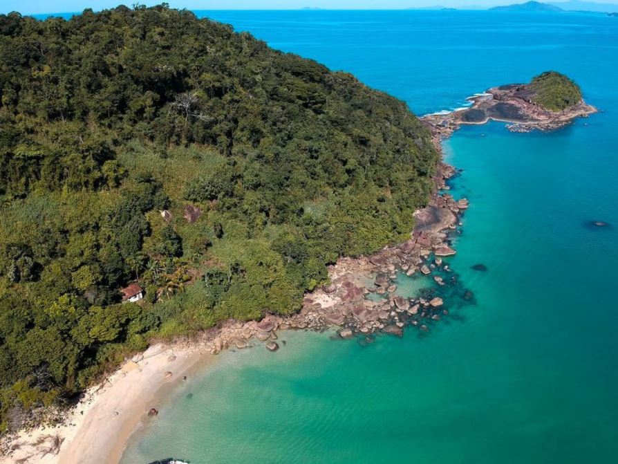 Canto esquerdo da Praia da Ilha do Prumirim - Imagem de @mario_passeios