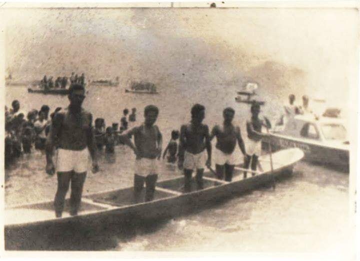 Imagem histórica da corrida de canoas caiçara em Ubatuba