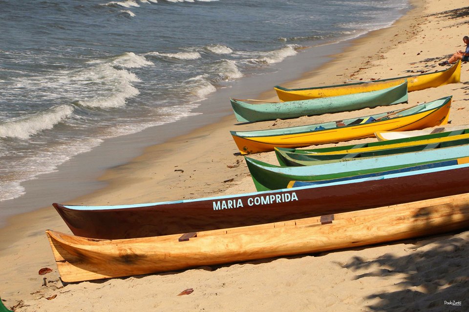 Canoas caiçara em Ubatuba