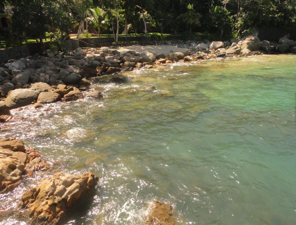 Praia da Boa Vista - ornamentada com muitas pedras 