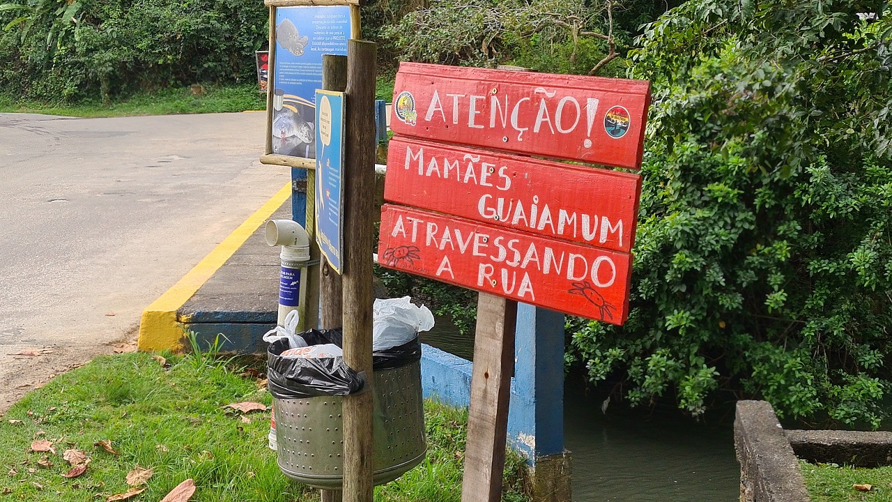 Placa próximo ao rio Acaraú pedindo atenção com a travessia dos Guaiamus - Iniciativa do Grupo Tamoio