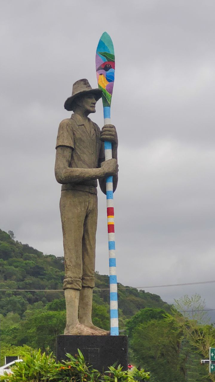 A Estátua de Zé Capão com o remo pintado por @tianomendess