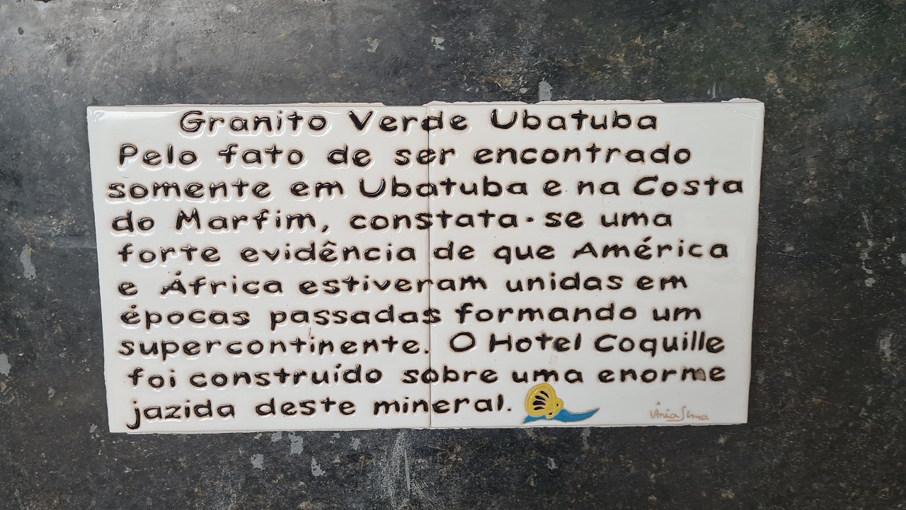 Bloco de granito verde de Ubatuba na recepção do Hotel Coquille