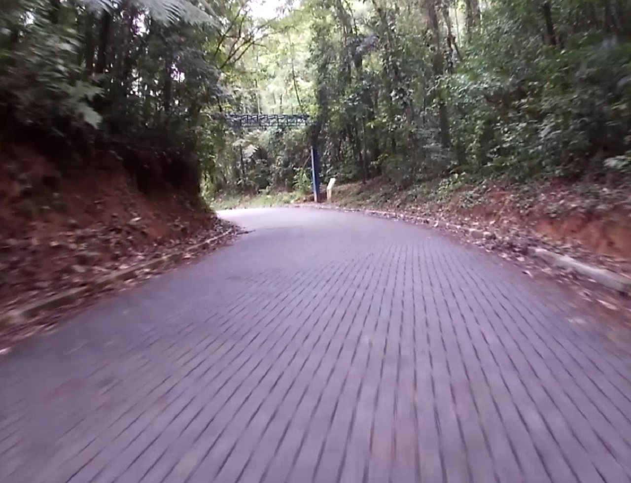 Trecho de bloquetes na Estrada do Monte Valério