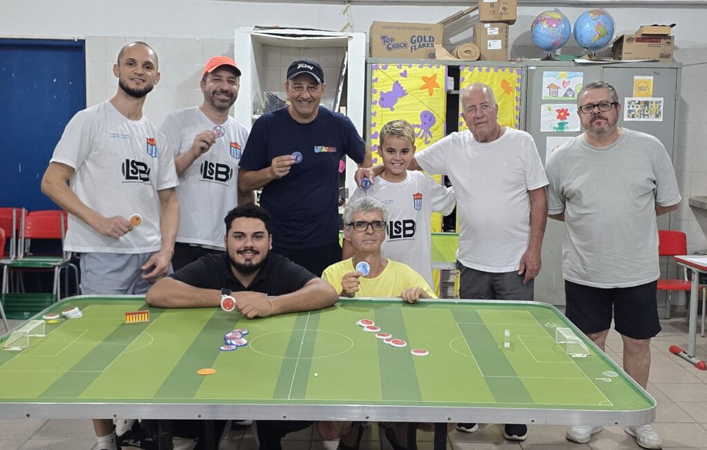 Parte da equipe da AUFM e Edson Conti (Curiosidades de Ubatuba)