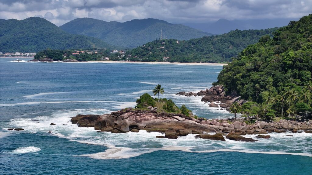 Baguari de Fora e ao fundo a Praia Vermelha do Centr